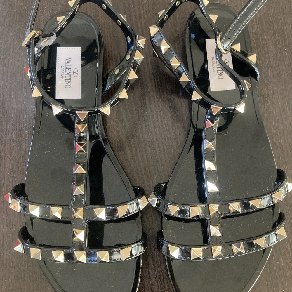 JUST LIKE NEW Black Valentino Rockstud Sandal Sz 37